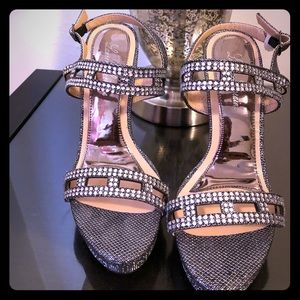LAUREN LORRAINE SIZE 8 STUDED SANDAL HEELS